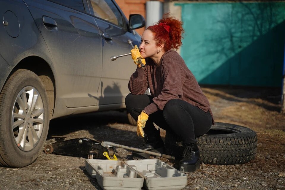 Поменять колеса самому или ехать в шиномантажку?
Фото: Светлана МАКОВЕЕВА.