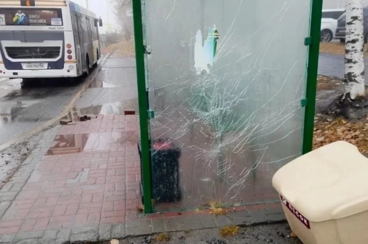    В Сургуте нашли подростка, разгромившего остановку на улице Энергетиков