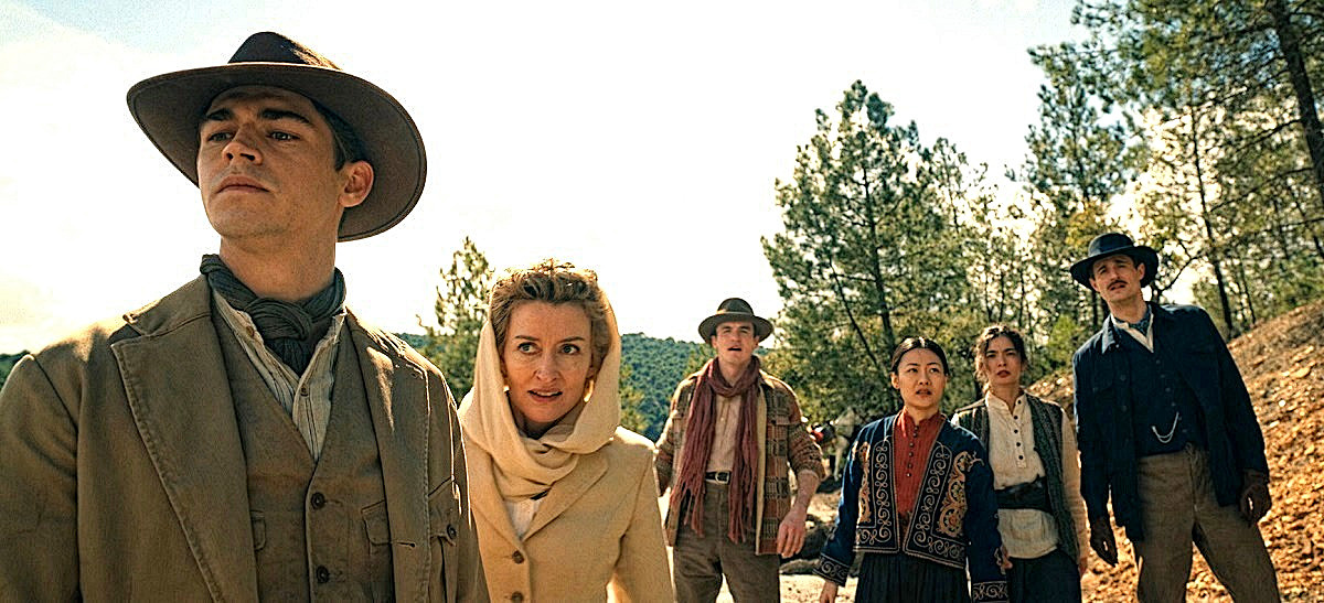 Слева направо: Ш. Холмс; мама братьев Холмсов; будущий профессор Мориарти; китайская "принцесса"; какая-то героиня 3 плана; М. Холмс... Что забыли в Турции, не скажу - спойлер. 