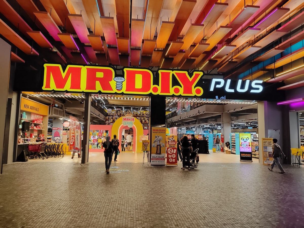   Вход в Mr. D.I.Y. в торговом центре — тот самый формат, где обычно есть разные отделы: от «для дома» до детских товаров.
