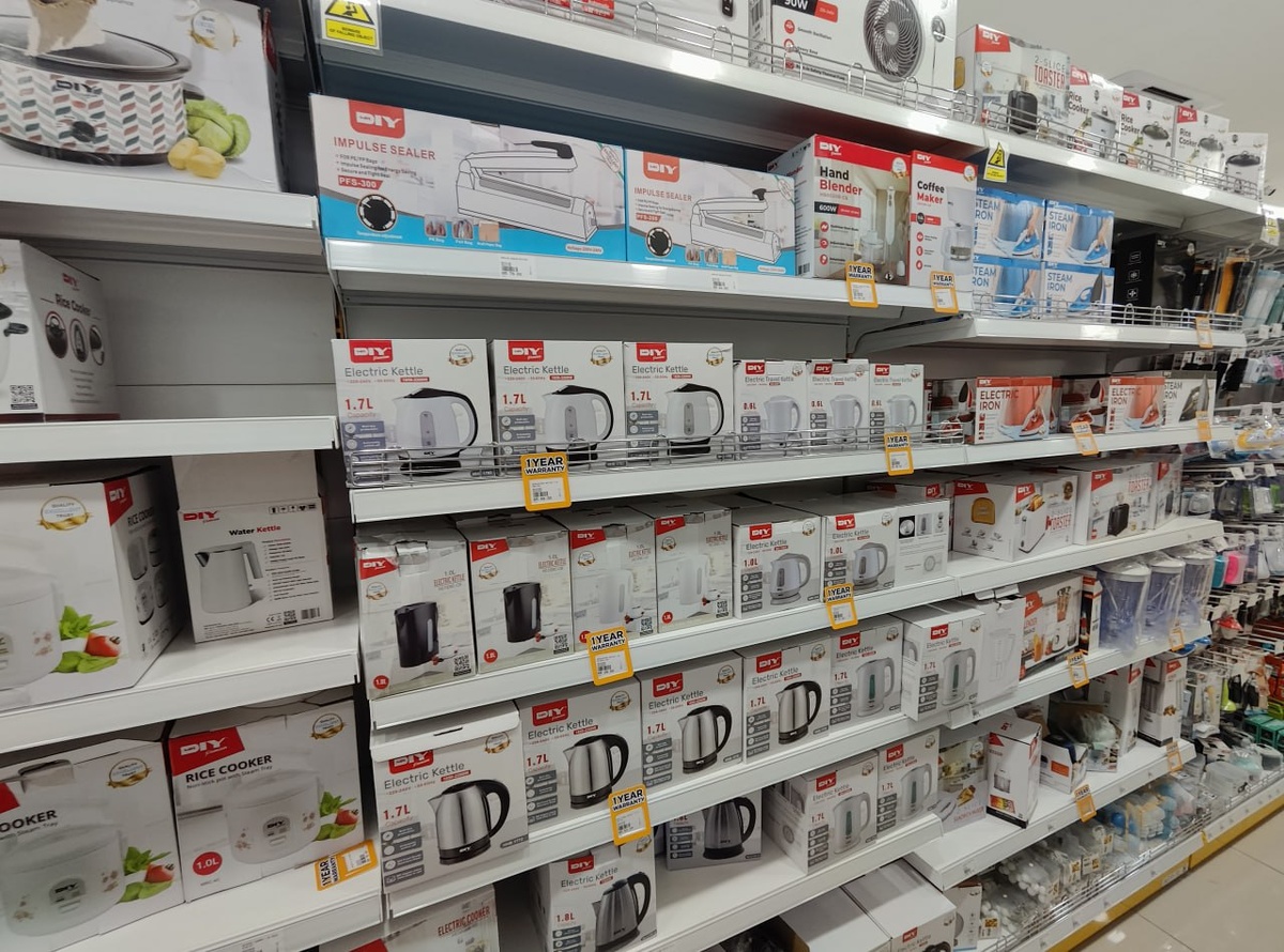   Полки с мелкой кухонной техникой: чайники, кофеварки, миксеры и другие базовые приборы.