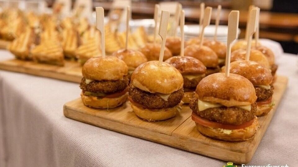    В школах Екатеринбурга обновили меню: ученикам начали подавать бургеры, роллы с горбушей и сэндвичи