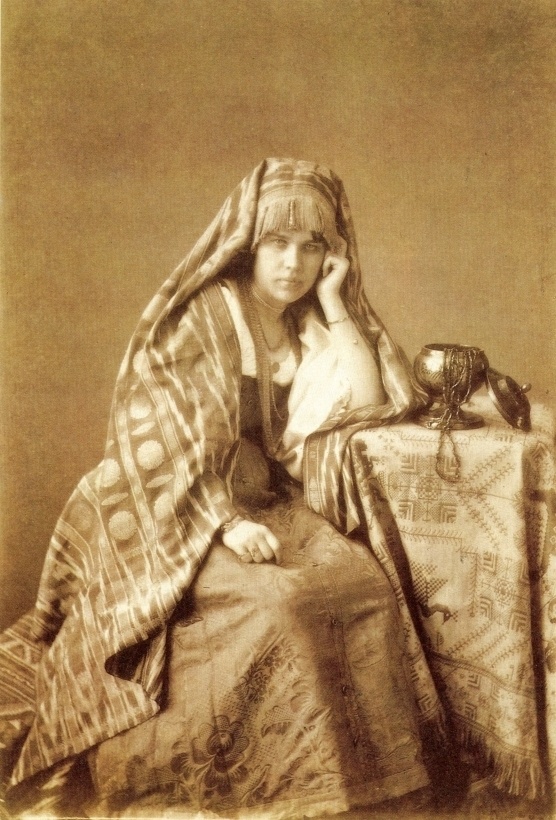 Девушка в пореченском костюме. Фото А.О. Карелина. 1870 - 1880-е.