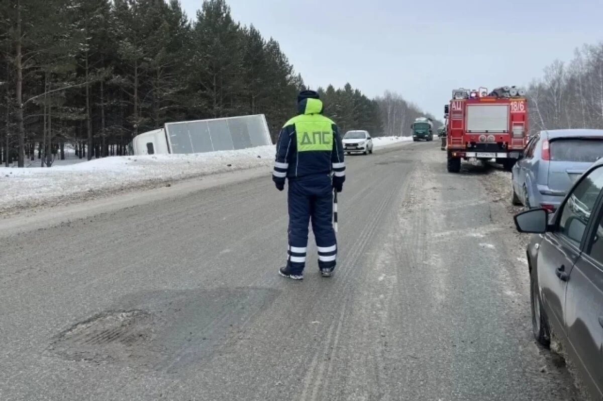    На Тюменском тракте ввели реверсивное движение из-за ДТП с грузовиком
