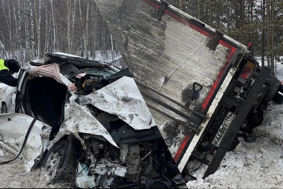    Из-за столкновения с легковушкой грузовик съехал в кювет и опрокинулся на бок. Фото: Госавтоинспекция Свердловской области