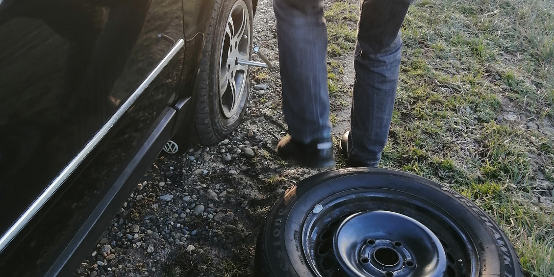 По пути на вокзал спустило колесо , но я  успела на поезд.