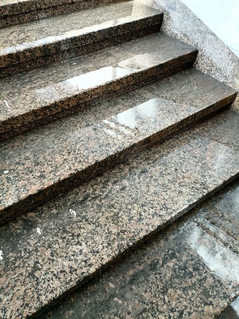 Ступеньки метро в воде.