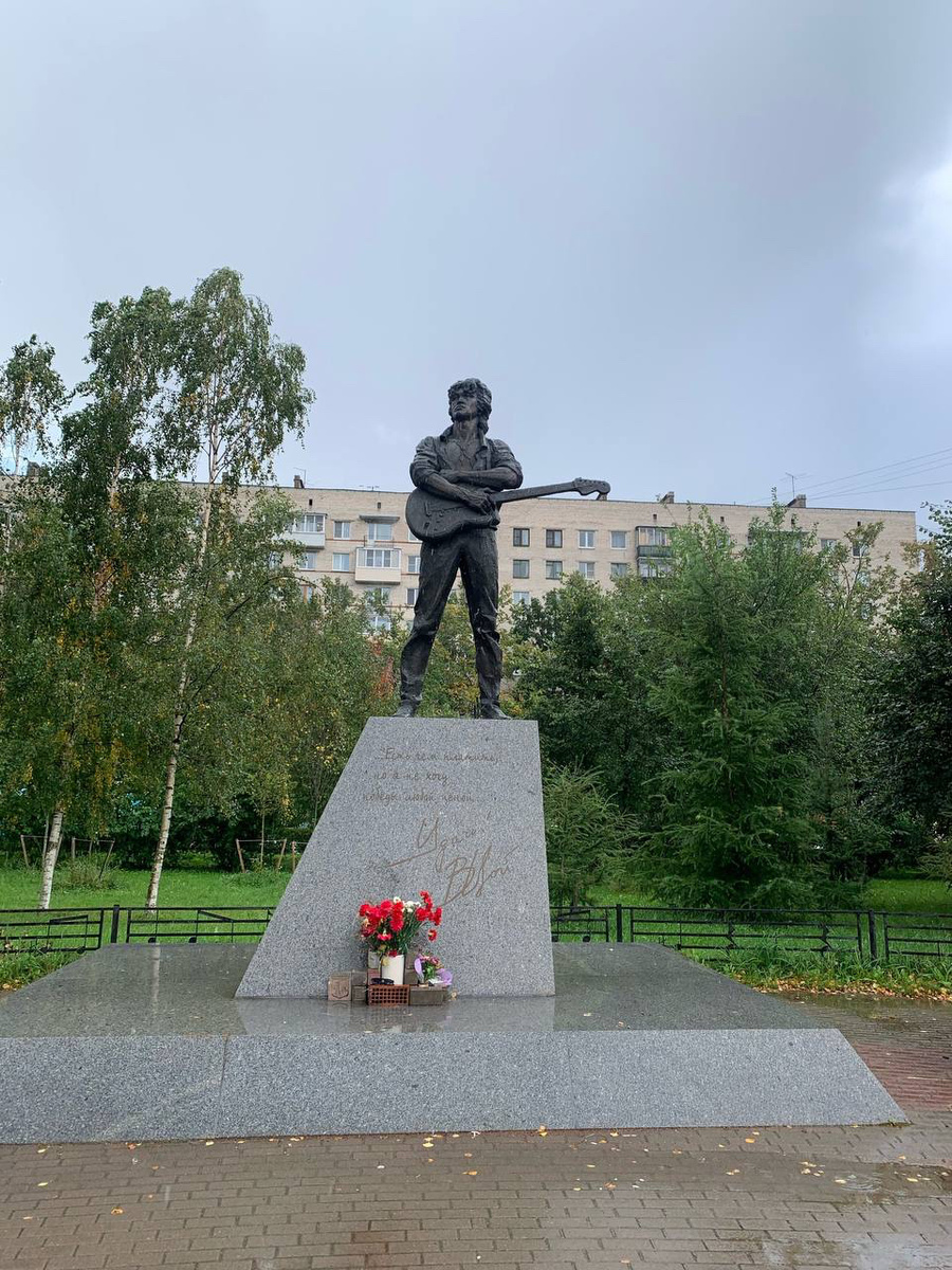 14 августа 2020 года в Санкт-Петербурге открыли памятник Виктору Цою в сквере на пересечении проспекта Ветеранов и улицы Танкиста Хрустицкого