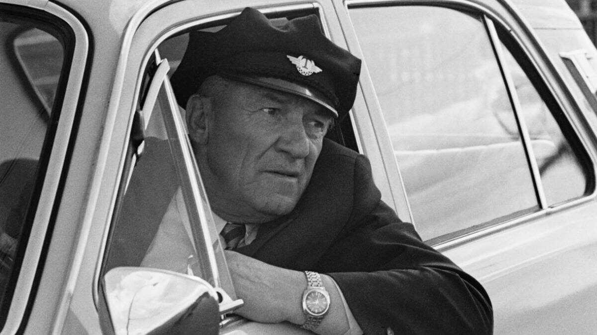    Народный артист СССР Николай Крючков в роли таксиста Бати на съемочной площадке кинофильма «Горожане» режиссера Владимира Рогового / Фото: Александр Коньков / ТАСС