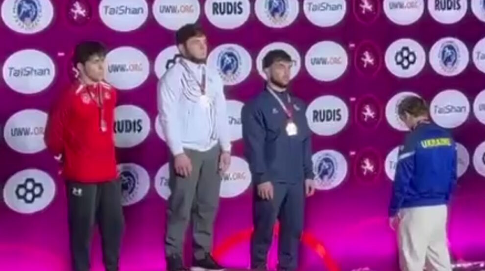    Украинский борец повернулся не туда во время гимна РФ. Фото: стоп-кадр прямого эфира «Первого канала»