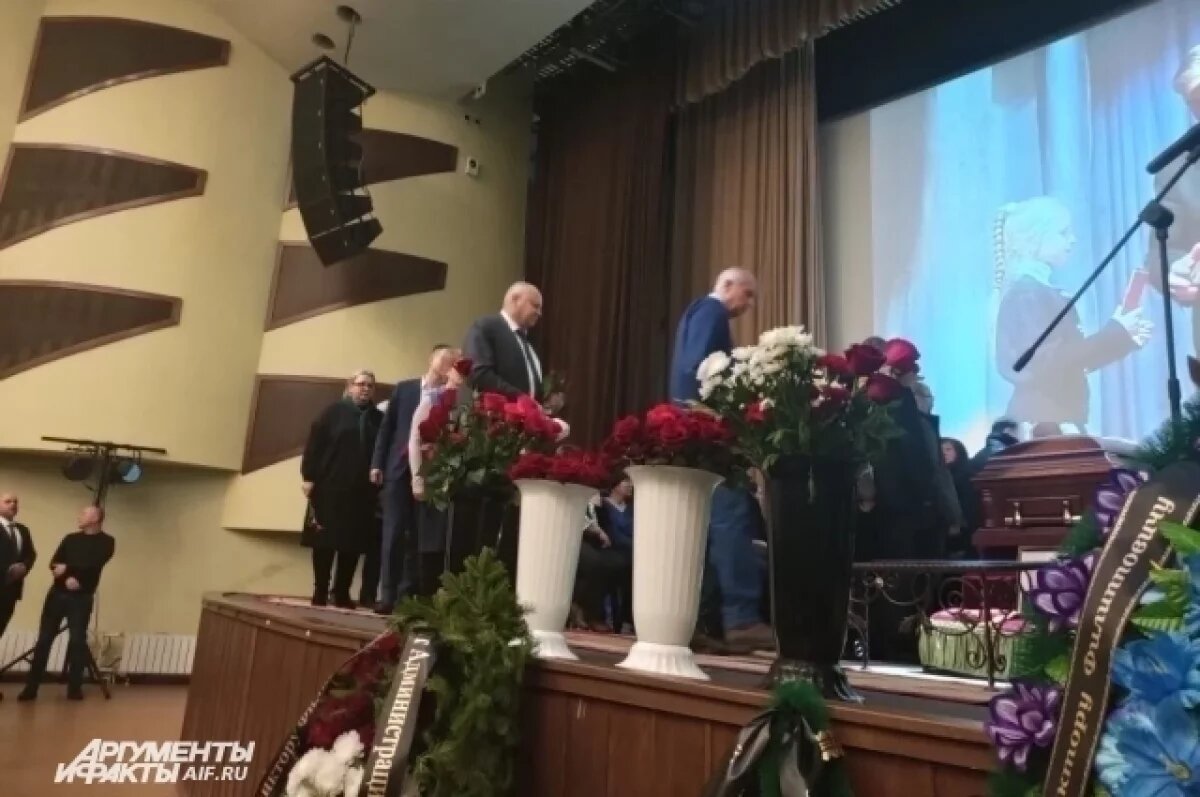    Мэр Омска Сергей Шелест прибыл на прощание с экс-главой города Шрейдером