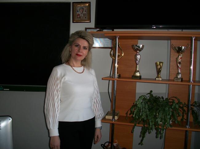 Анжелика Петрушевич уверена, что женщина-водитель, чтобы отвечать уровню преподавания в автошколе ДОССАФ, должна обладать железным характером, умением доступно объяснять ошибки, стрессоустойчивостью, эмпатией и способностью к раскрытию потенциала обучаемых