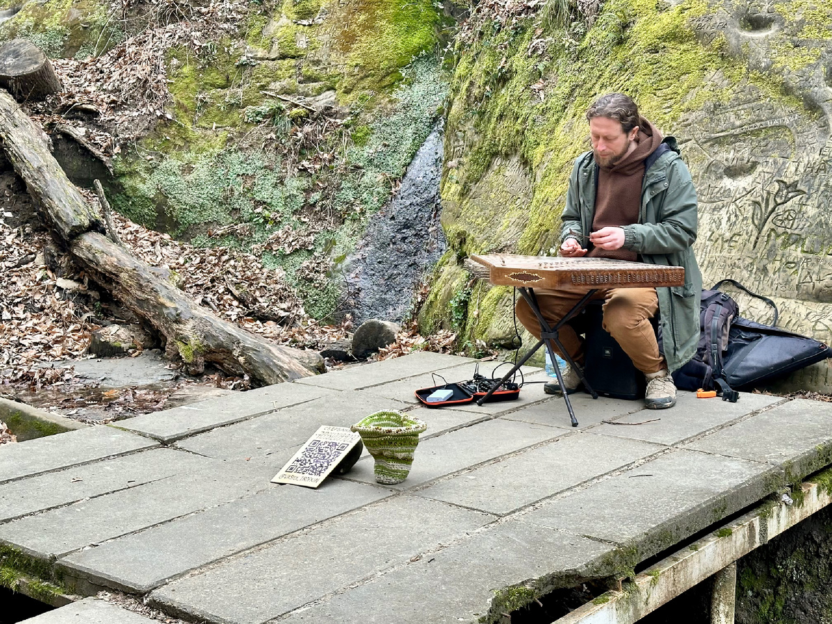 Музыкант в ущелье.