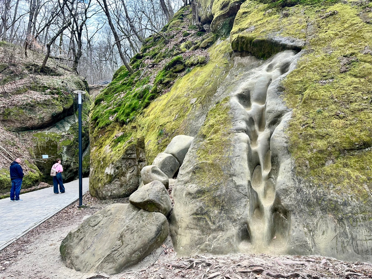 По терренкуру в ущелье.