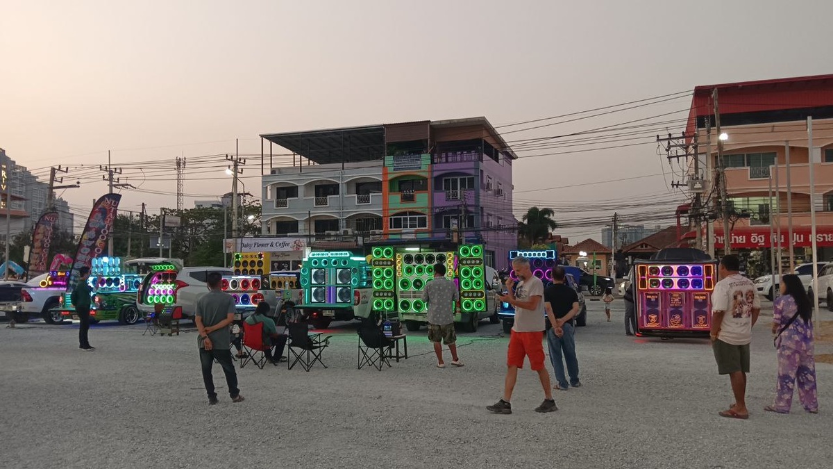 В день открытия играла музыка и танцевали девушки на машинах. 