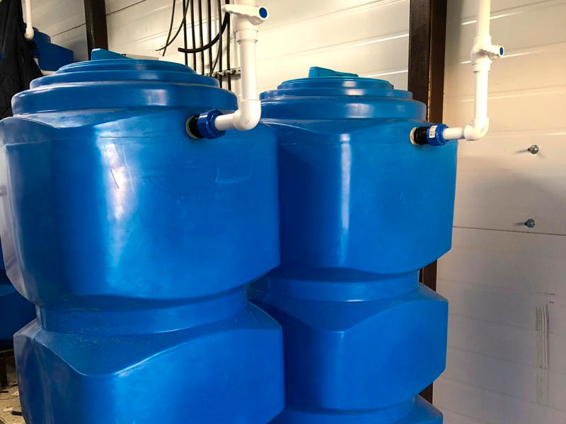 В частном доме, на дачном участке, в сельском или промышленном хозяйстве всегда нужна вода. Если централизованной системы водоснабжения нет, рекомендуем воспользоваться пищевыми пластиковыми емкостями. Прямоугольные емкости для воды помогут решить проблемы водоснабжения, обеспечить хранение и транспортировку других жидкостей в различных сферах промышленности.