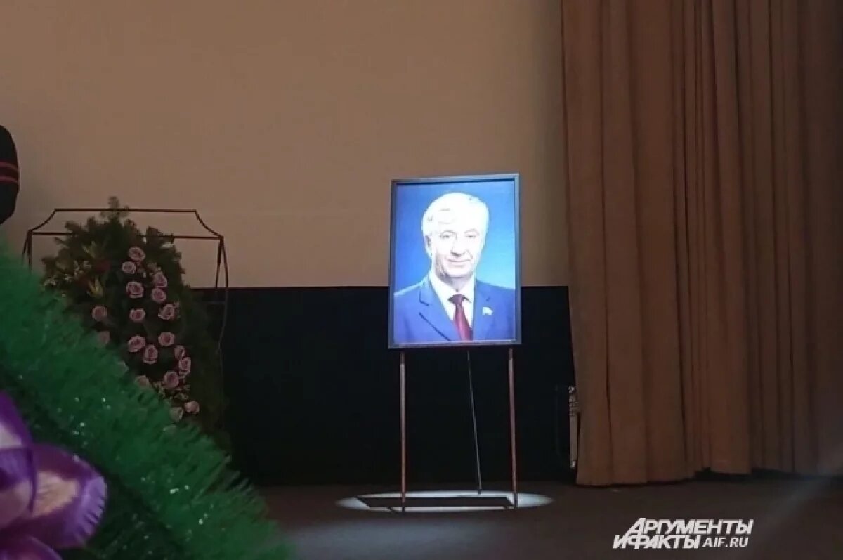    В Омске на прощании с экс-мэром Шрейдером объявили минуту молчания