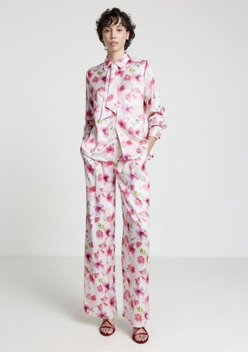 Розовые брюки в цветок