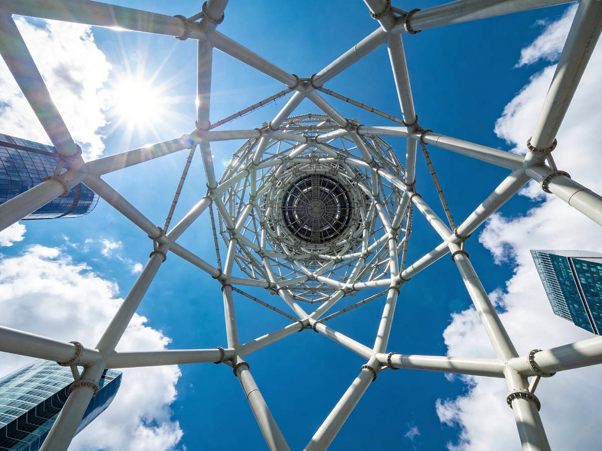 Посмотрите на эту ажурную красавицу. 105 лет назад её собрали без кранов, из прямых балок, под расстрельным приговором. А она стоит до сих пор — легче Эйфелевой в 18 раз, а держит небо так же крепко. Русский гений, опередивший время.