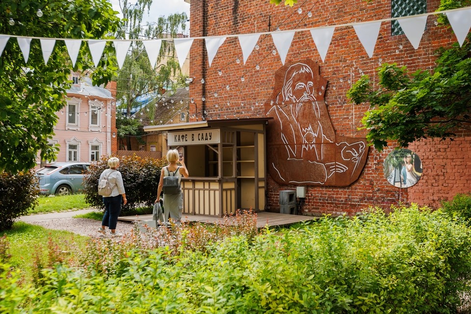    Свернув с шумного центра Нижнего Новгорода, можно попасть на тихую и уютную улицу Короленко. АНО «Центр 800»