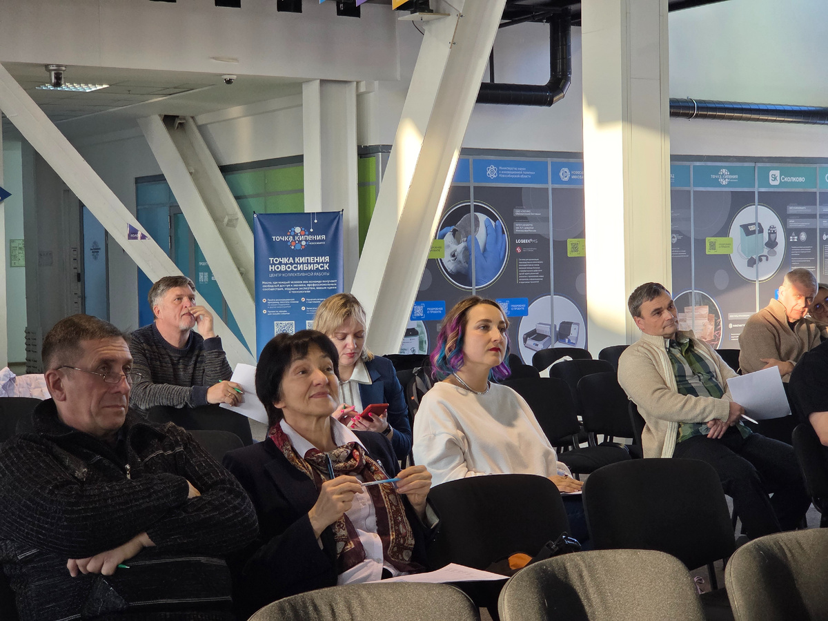 На фото: заслуженный путешественник России Ольга Маслобоева и директор по маркетингу ГК «Научное оборудование» Дарья Журавлева заслушивают проекты участников в финале «Кинолаборатории»