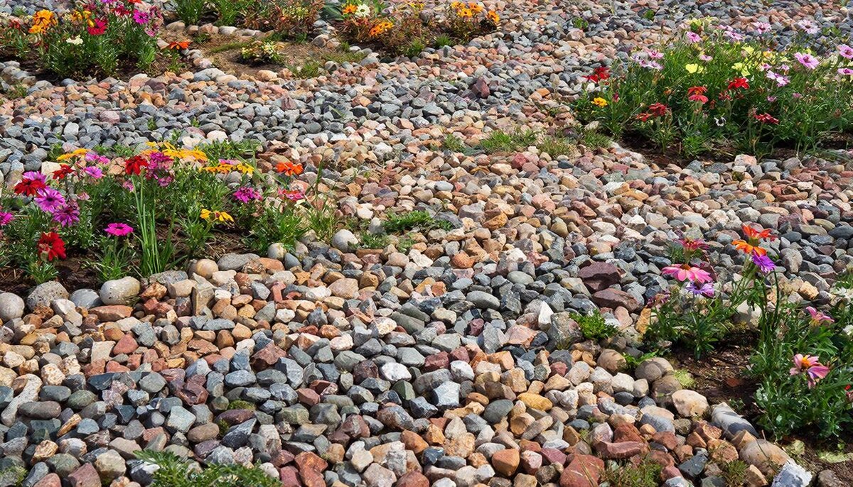 Отсыпка декоративными камнями во круг цветов