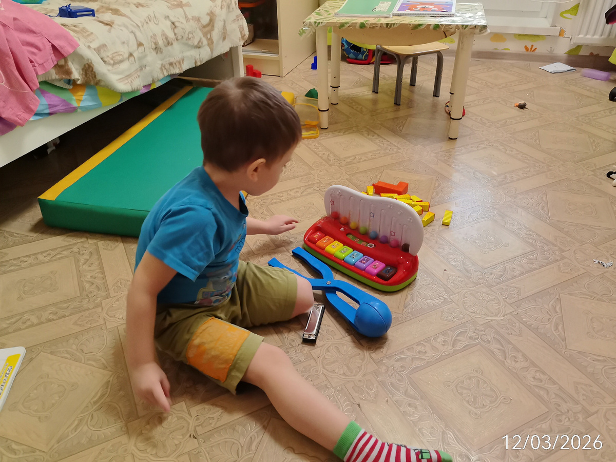 Учит цифры, стихи, отвечает на вопросы