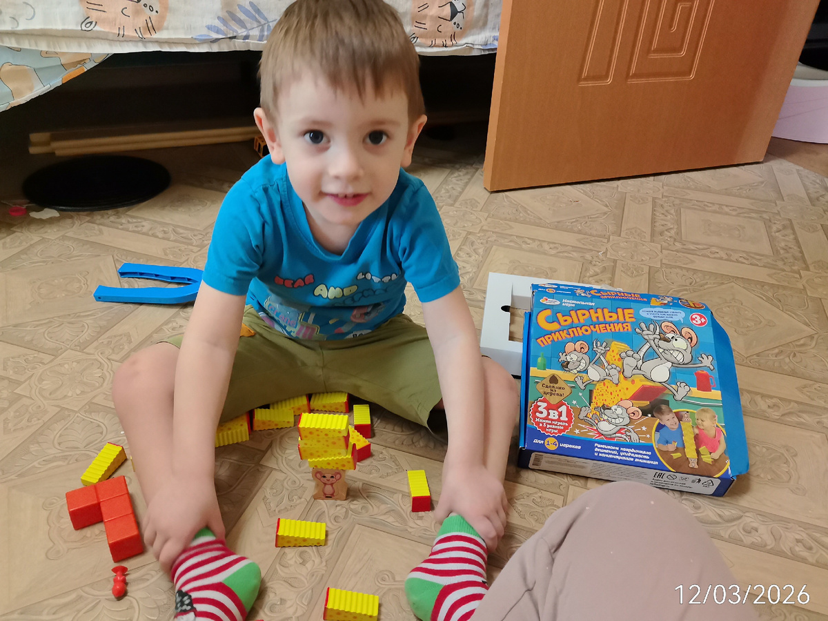 Играем вдвоём. Кусочек я кладу, кусочек он. Потом стадия "не мешай, я буду строить". А потом распинывание сыра и топтание коробки ногами. 