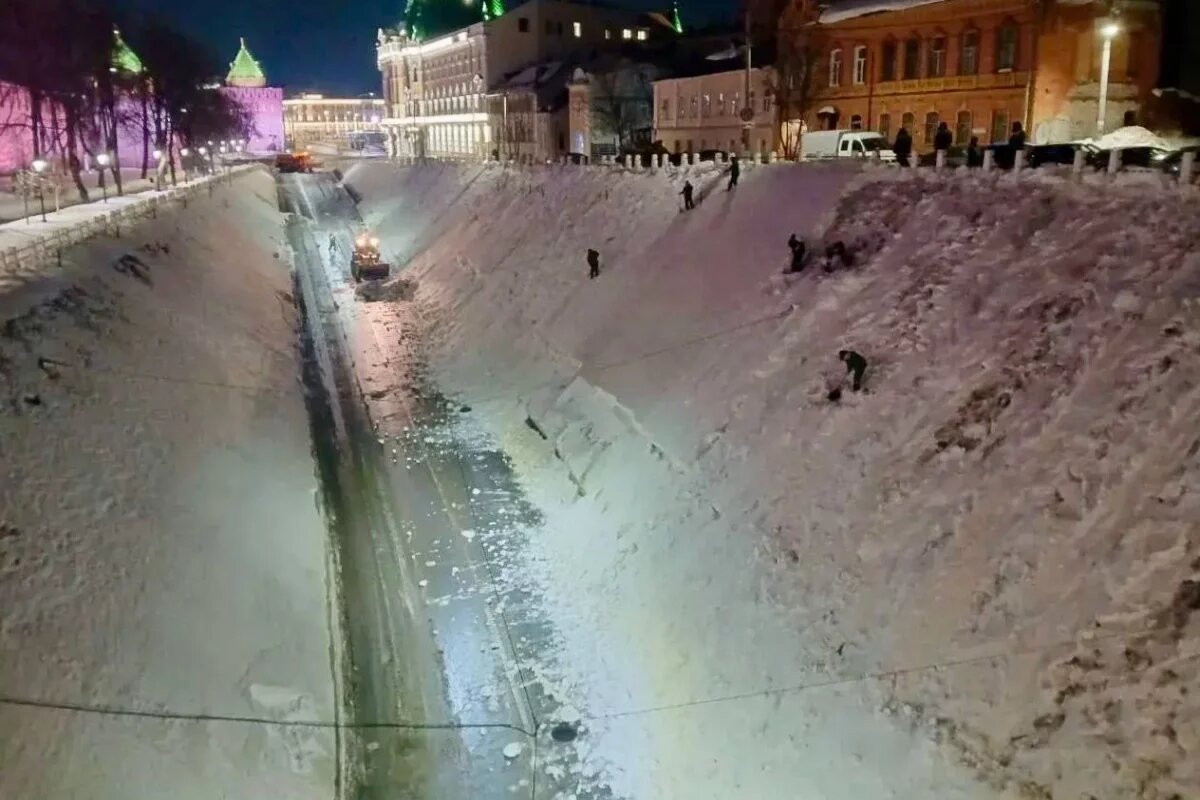    На Зеленском съезде в Нижнем Новгороде принудительно спустили снег