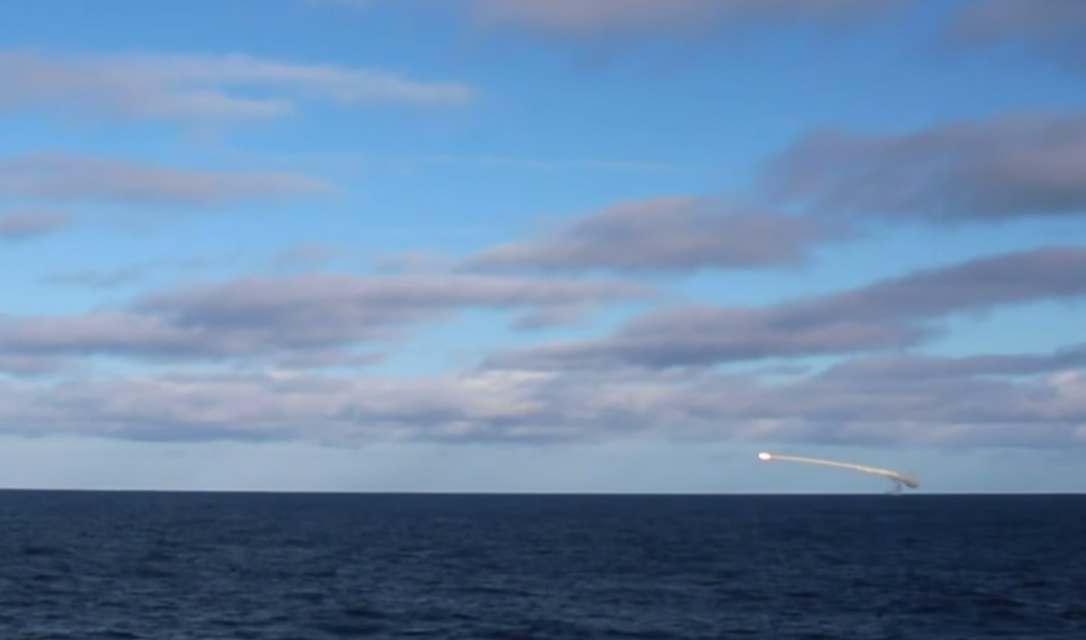 Подводная лодка "Казань" осуществляет пуски крылатых ракет из подводного положения. Пока в рамках учебных стрельб