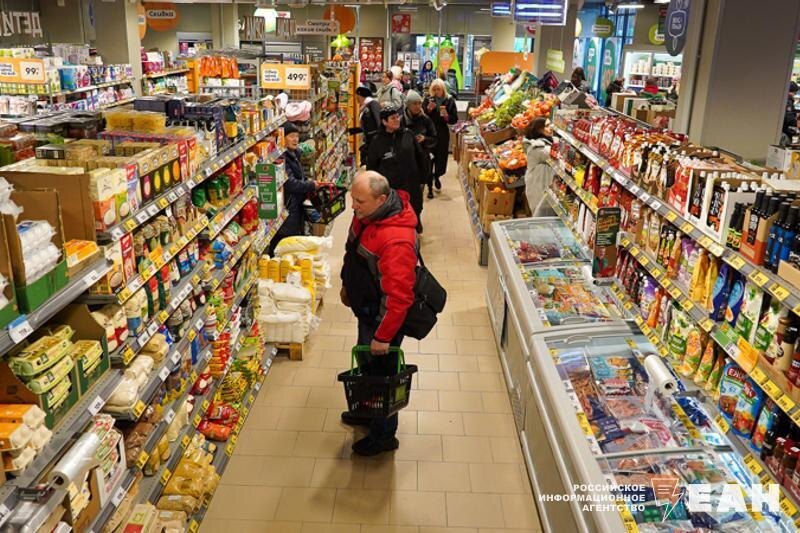    ЕАН. Покупатель среди полок в магазине