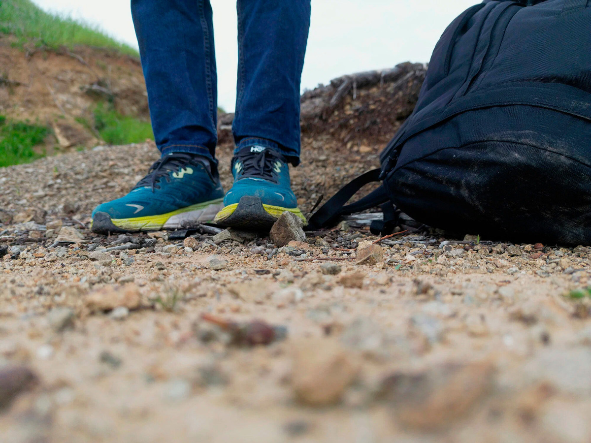 Ботинки для лёгкого трекинга не предназначены для больших нагрузок, поэтому в них лучше ходить с облегчённым рюкзаком. Фото: Logan Voss / Unsplash