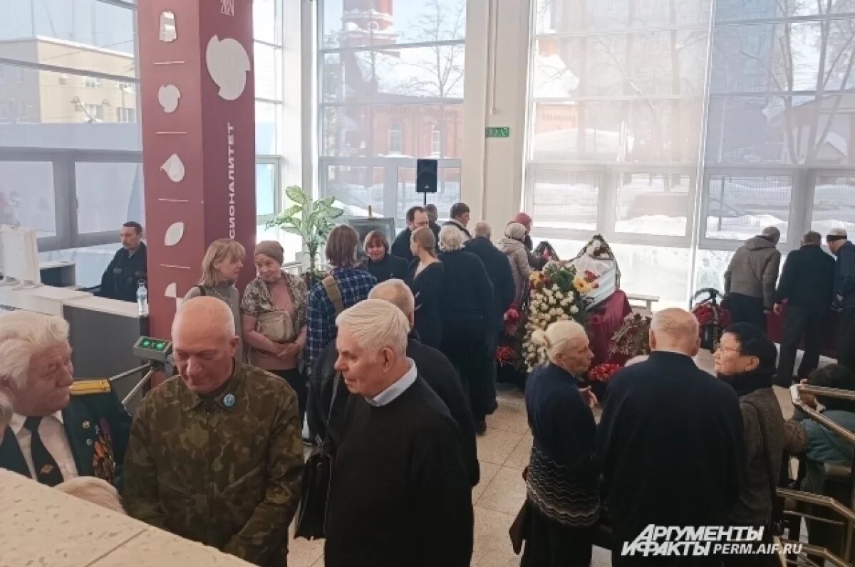   В Перми проходит церемония прощания с лётчицей Галиной Смагиной