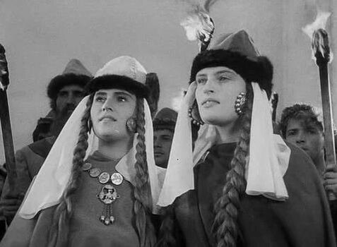 Модели костюмов Надежды Ламановой и Надежды Макаровой. Кадр из фильма Сергея Эйзенштейна «Александр Невский», 1938