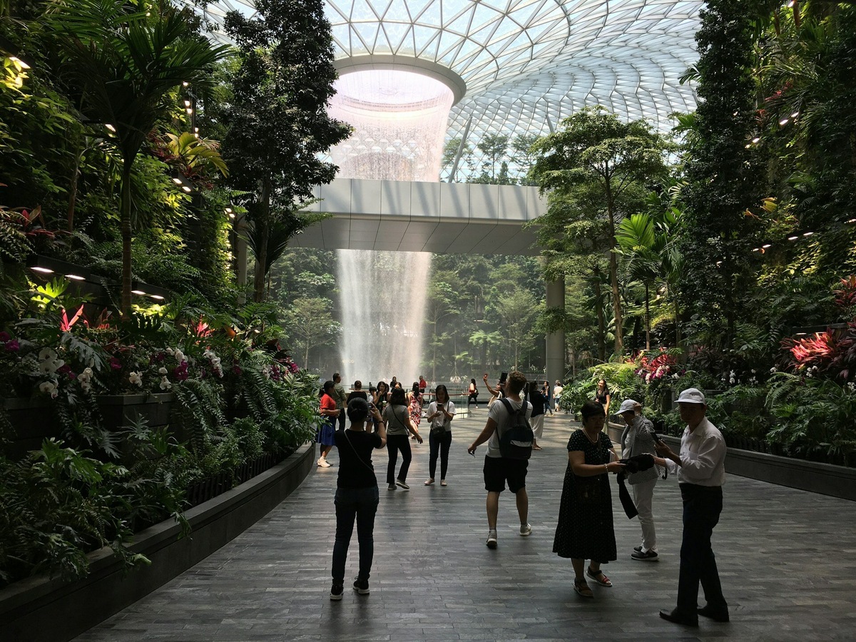 Rain Vortex признали самым высоким крытым водопадом в мире.Фото: Ole Reichhelm / Unsplash