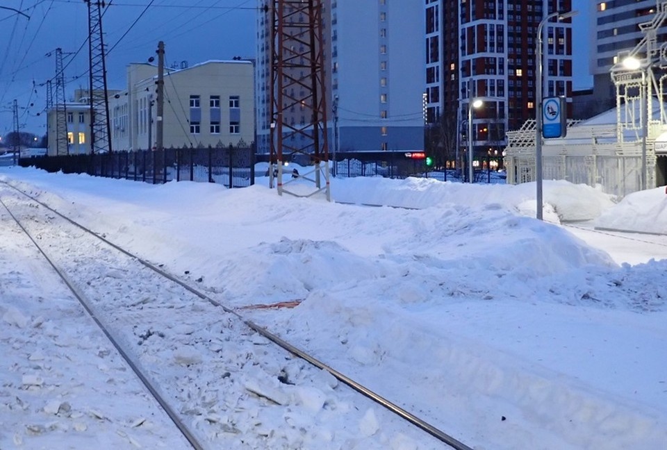    Женщина думала что успеет пересечь рельсы, но попала под поезд. Фото: пресс-служба Управления на транспорте МВД России по УрФО