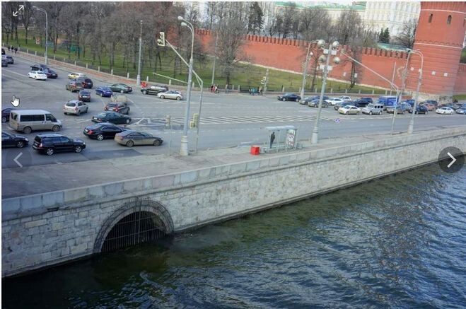 Место ввпадения реки Неглинной в Москва-реку в наше время