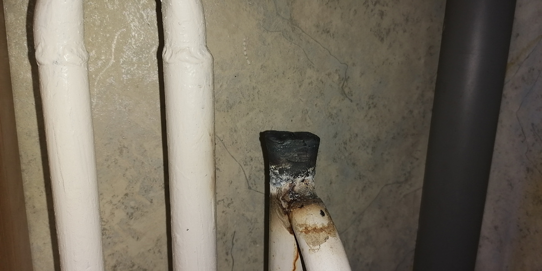 Прорвало трубу в квартире, позвонил в аварийку. Приедем только через 7 дней, не хватает бригад, ждите