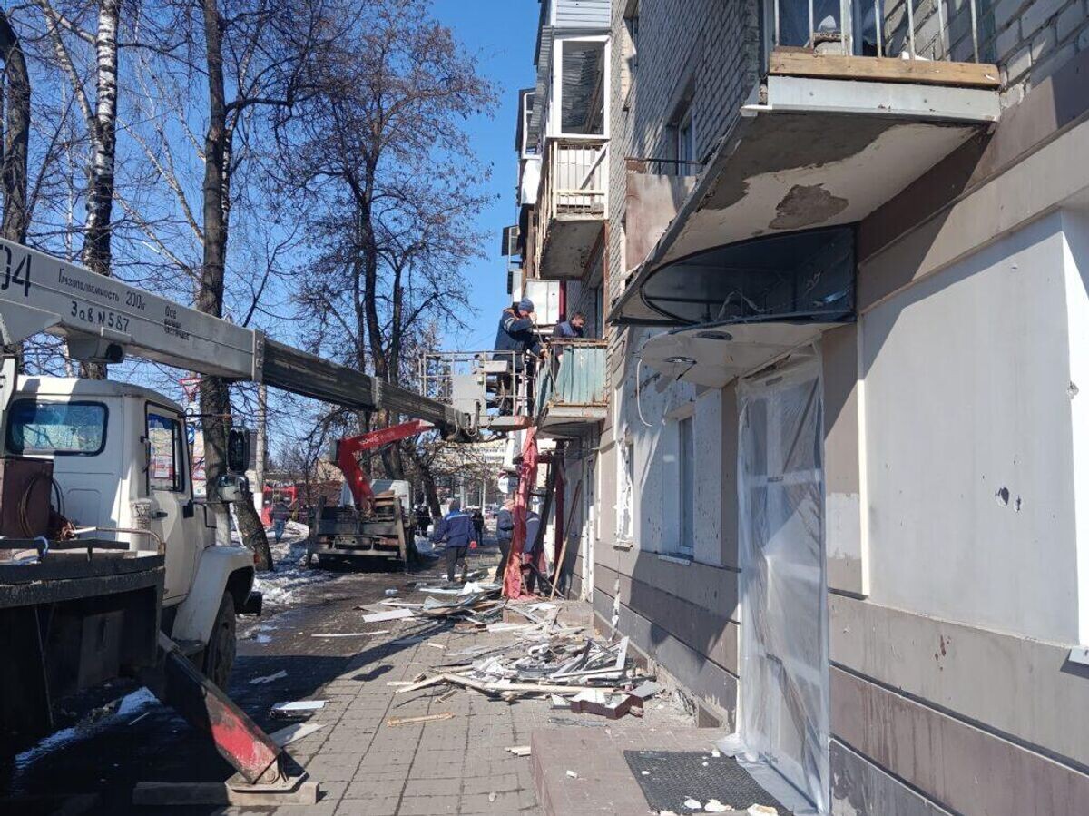   Рабочие восстанавливают окна в квартирах многоквартирных домов в Брянске, получивших повреждения в результате ракетной атаки ВСУ | © Фото : БРЯНСКАЯ ГОРОДСКАЯ АДМИНИСТРАЦИЯ