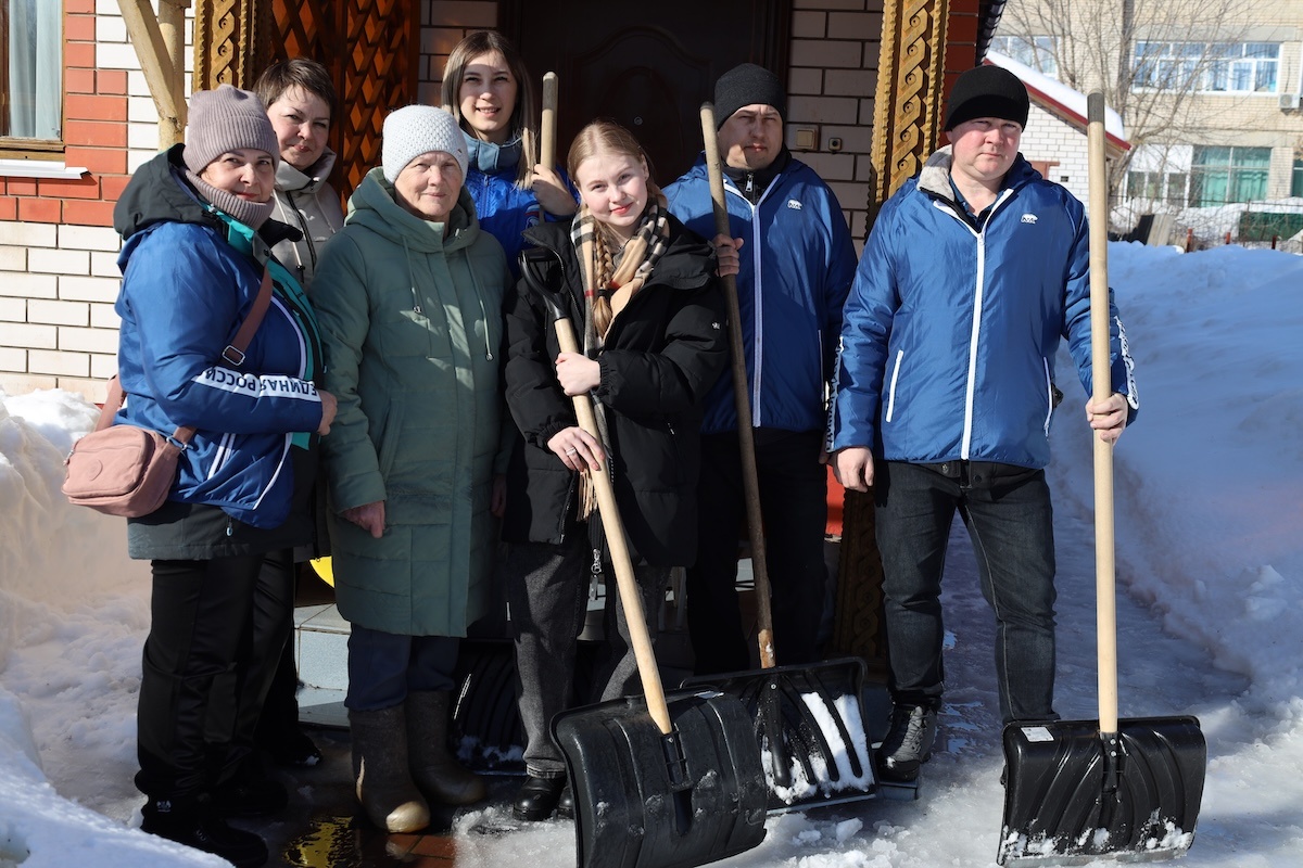    В муниципалитетах Нижегородской области волонтеры расчищают от снега придомовые территорий и социальные объекты
