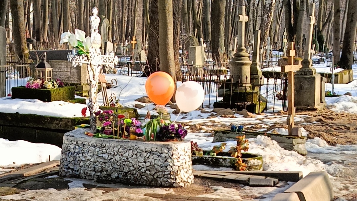 Уместно ли такое на могиле?