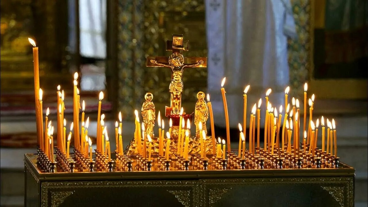 Канун, прямоугольный подсвечник в храме, куда ставят свечи за усопших.