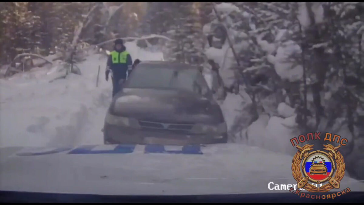     Рыбаки застряли на автомобиле и провели стуки в лесу в Красноярском крае
