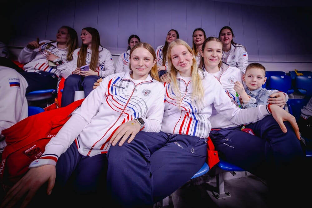    Девчонки из юниорской сборной на гала-матче
