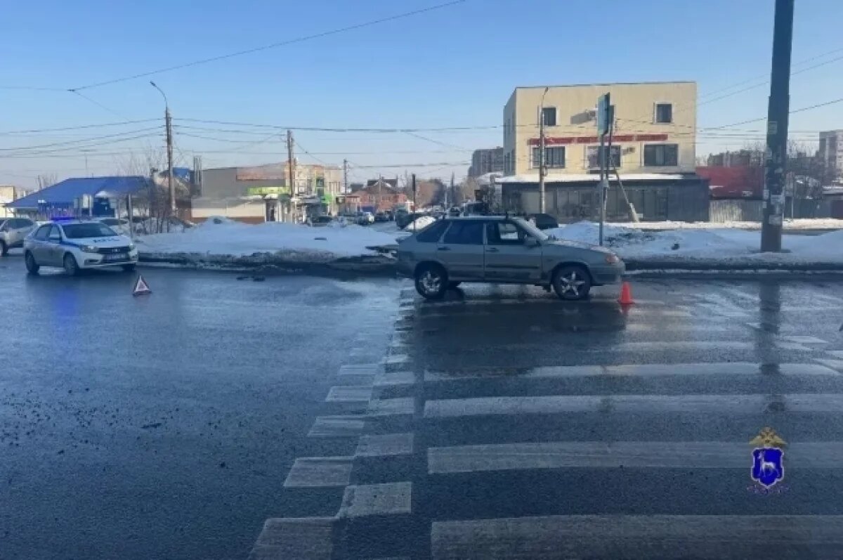    В Самаре ВАЗ-2114 сбил на пешеходном переходе двух молодых парней