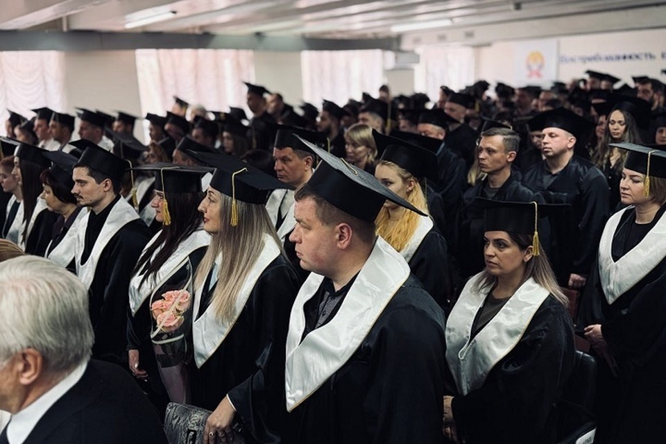    В Донецке впервые выпустили магистров Президентской академии. Фото: ТГ/Волошин