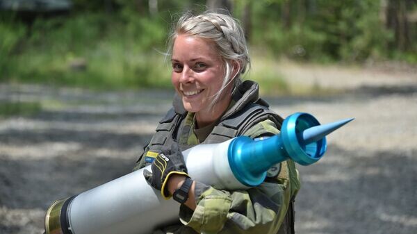    CC BY 2.0 / U.S. Army / Gertrud Zach / A Swedish soldier with the Wartofta Tank Company, Skaraborg Regiment carries a round during the Strong Europe Tank Challenge, June 5, 2018