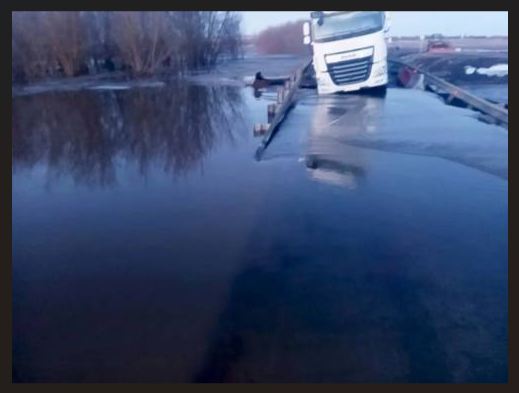 Тонущий грузовик (слева видна та самая труба).