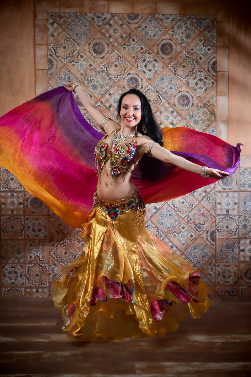 Яркое сочетание цветов в классическом костюме. Прекрасно подойдет для исполнения межансе или эстрадной песни.