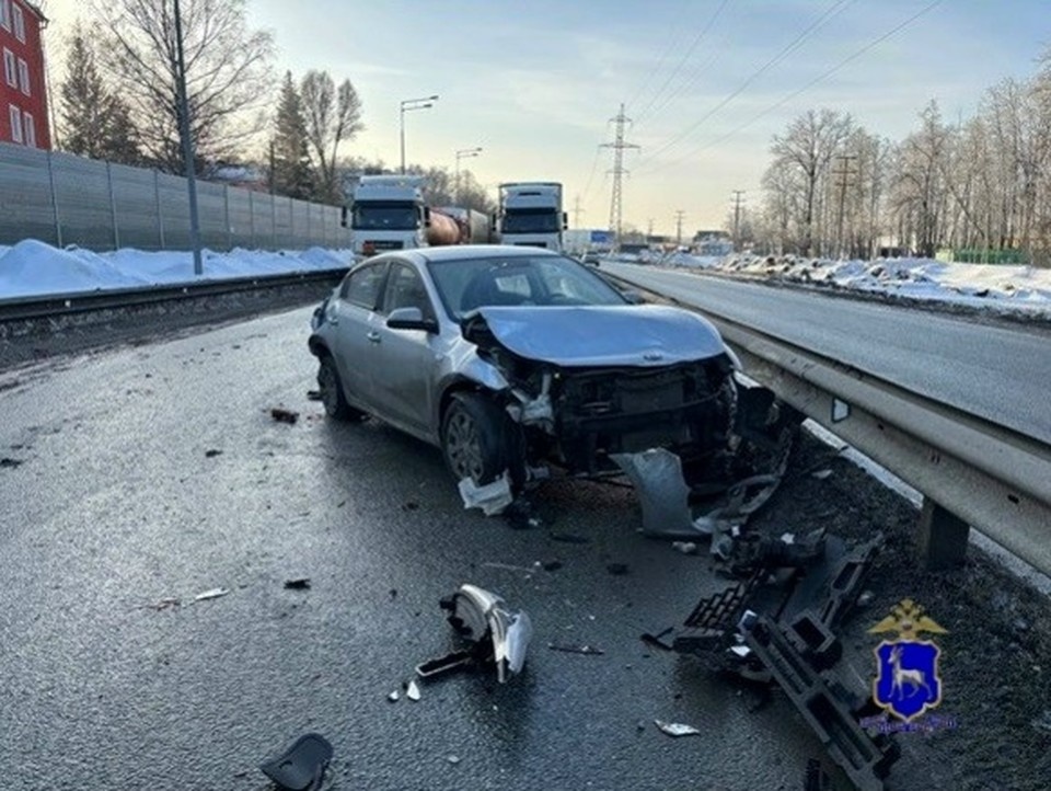    Водитель тягача не выбрал безопасную дистанцию и врезался в легковушку ГУ МВД России по Самарской области